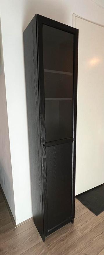 IKEA BILLY boekenkast met zwarte paneel-/vitrinedeur - afbeelding 1
