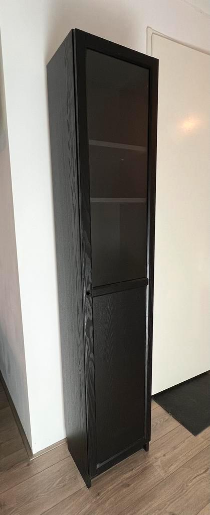 IKEA BILLY boekenkast met zwarte paneel-/vitrinedeur, Huis en Inrichting, Kasten | Boekenkasten, Zo goed als nieuw, Minder dan 50 cm