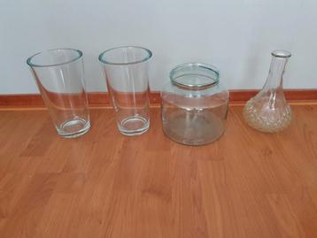 4 gebruikte glazen vazen beschikbaar voor biedingen