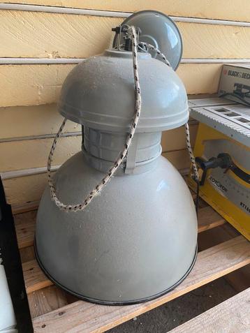 Industriele hanglamp beschikbaar voor biedingen