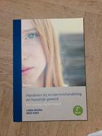 Handelen bij kindermishandeling en huiselijk geweld, Medi Hoes; Linda Douma`, Ophalen of Verzenden, Zo goed als nieuw