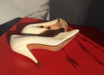 Witte Bruno Magli Boligna Italiaanse geheel leren pumps beschikbaar voor biedingen