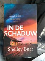Shelley Burr - In de schaduw, Ophalen of Verzenden, Zo goed als nieuw, Shelley Burr, Nederland