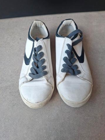 Sportschoenen 33 Arrested wit jongen beschikbaar voor biedingen