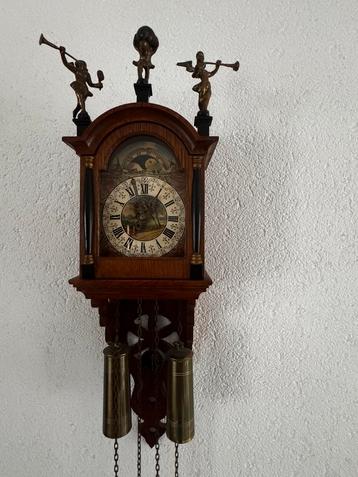 Antieke klok met houten beelden beschikbaar voor biedingen