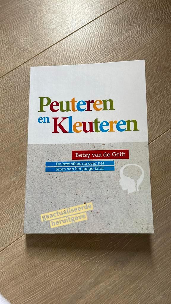 Betsy van de Grift - Peuteren en Kleuteren, Boeken, Wetenschap, Zo goed als nieuw, Sociale wetenschap, Ophalen of Verzenden