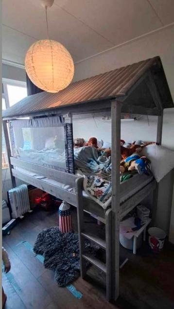 Halfhoogslaper met bedhek beschikbaar voor biedingen