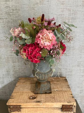 Brocante gietijzeren tuinvaas, inclusief bloemstuk beschikbaar voor biedingen