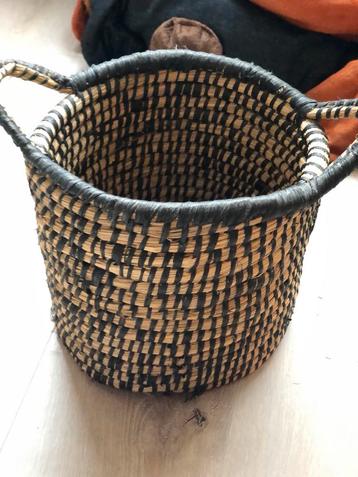 Handgemaakte rieten mand met handvatten beschikbaar voor biedingen