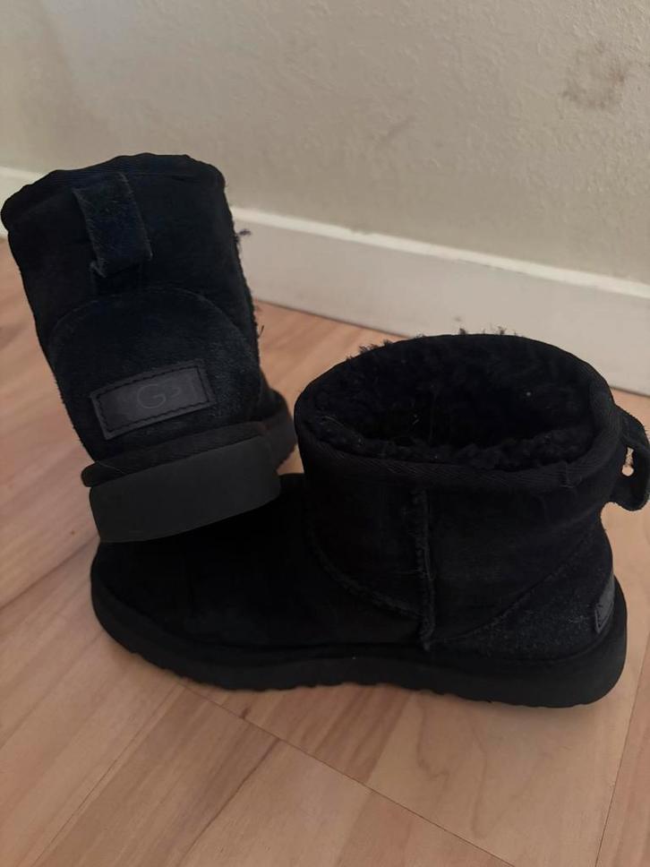 Nog hele mooie originele zwarte Ugg mini mt 36, Kleding | Dames, Schoenen, Zo goed als nieuw, Zwart, Ophalen of Verzenden