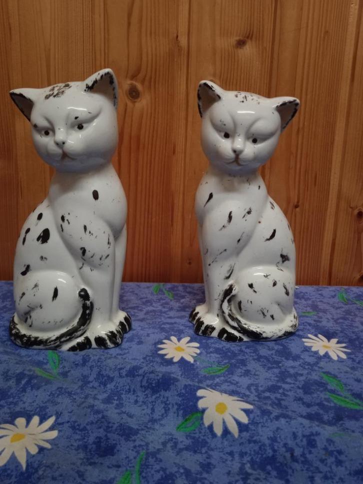 Beelden: Twee poezen wit met zwarte stippen poes en katertje, Verzamelen, Beelden en Beeldjes, Zo goed als nieuw, Dier, Ophalen of Verzenden