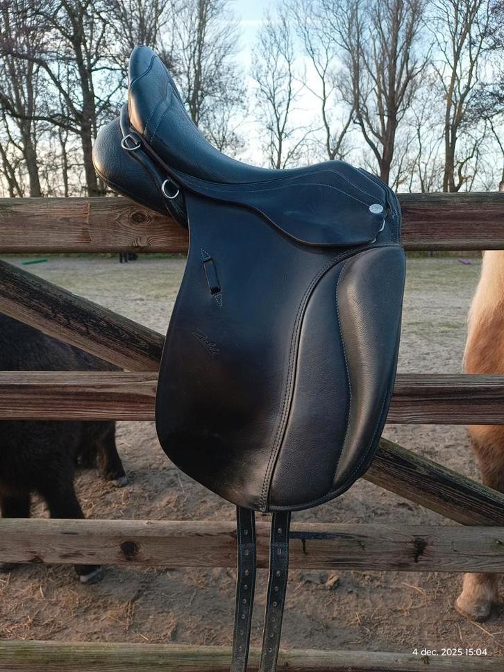 Zaldi zadel 17,5 dressuur uit 2022, Dieren en Toebehoren, Paarden en Pony's | Zadels, Zo goed als nieuw, Dressuur, Ophalen