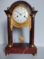 Franse portaalpendule griotte marmer, omstreeks 1830, Antiek en Kunst, Antiek | Klokken, Ophalen