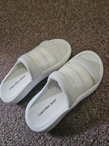 calvin klein slippers beschikbaar voor biedingen