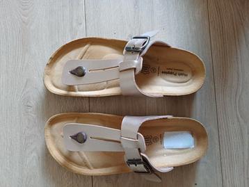 Zgan Dames bio teenslippers mt 37. Merk:  Hush puppies.  beschikbaar voor biedingen