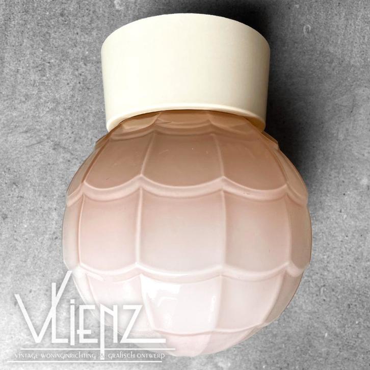 Vintage, midcentury, art deco plafondlamp, bollamp glas roze, Huis en Inrichting, Lampen | Plafondlampen, Gebruikt, Glas, Kunststof