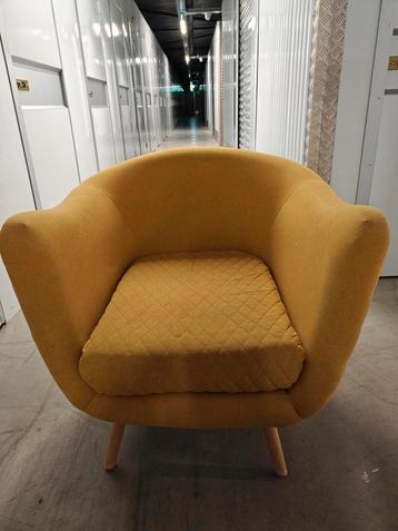 Okergele fauteuil beschikbaar voor biedingen