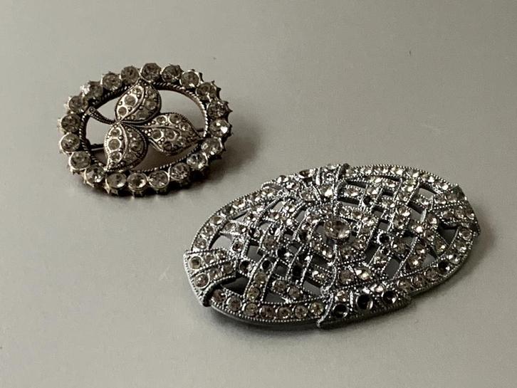 Twee mooie oude fashion mode broches met strass, 6 + 4 cm, Sieraden, Tassen en Uiterlijk, Broches, Zo goed als nieuw, Overige materialen