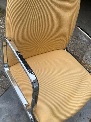 Knappe gele stoelen  beschikbaar voor biedingen