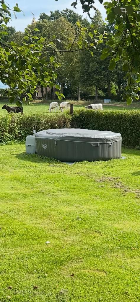 Jacuzzi opblaasbare spa 5-7 personen, Tuin en Terras, Bubbelbaden en Hottubs, Zo goed als nieuw, Afdekzeil, Grondzeil, Filter