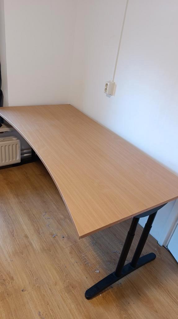 GRATIS Ruim bureau met zwarte verstelbare poten + kabelgoot, Huis en Inrichting, Bureaus, Gebruikt, In hoogte verstelbaar, Ophalen