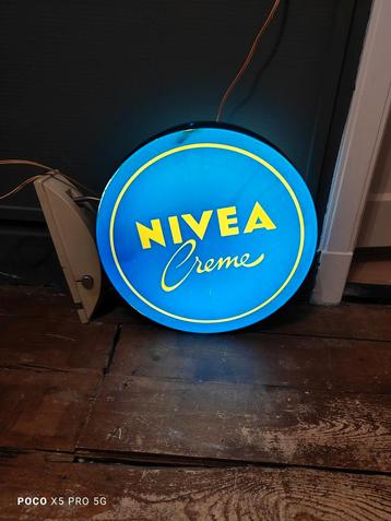 Niveau creme lichtbak lixhtreclame beschikbaar voor biedingen