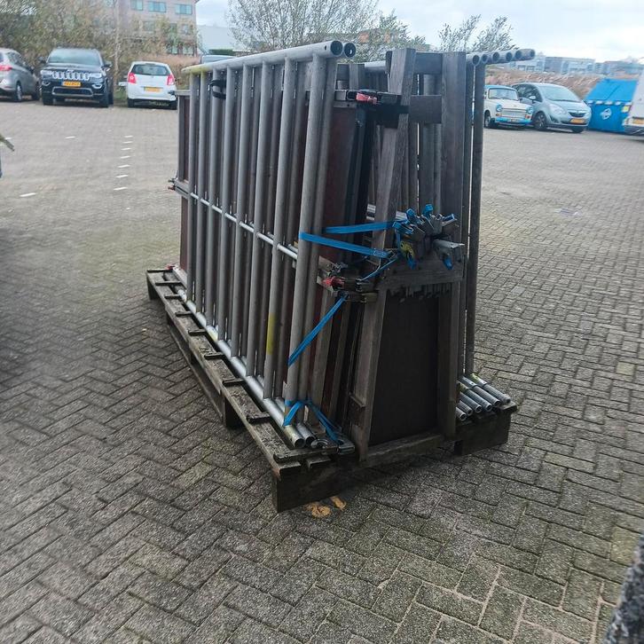 Gebruikte Layher steiger te koop, Doe-het-zelf en Verbouw, Steigers, Gebruikt, Gevelsteiger, 2 tot 5 meter, Ophalen