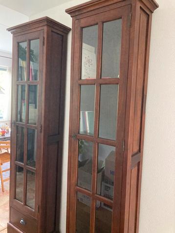 2 hoge boekenkasten vitrinekasten smal met lade en glas beschikbaar voor biedingen