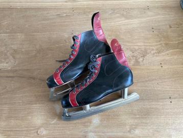Vintage leren hockeyschaatsen maat 42 ijshockey Mancave beschikbaar voor biedingen