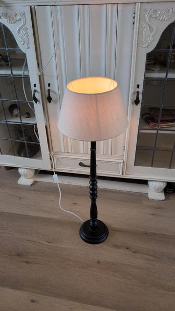 Staande lamp met houten voet en stoffen kap beschikbaar voor biedingen
