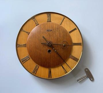 Byzondere Kienzle klok, wandklok, hout  beschikbaar voor biedingen