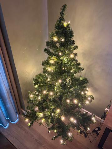 Kerstoom (kunst) met LED verlichting beschikbaar voor biedingen