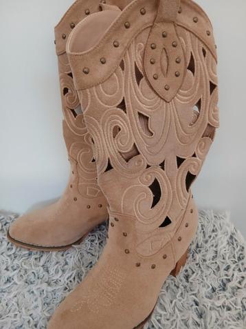 Beige Cowboy Laarzen met Uitgesneden Details maat 36. beschikbaar voor biedingen