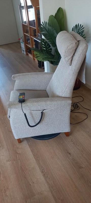 Zeer comfortabele elektrische stoel met sta op functie beschikbaar voor biedingen