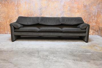 IZG Staat fraaie stoffen Cassina Maralunga design 3zits bank beschikbaar voor biedingen