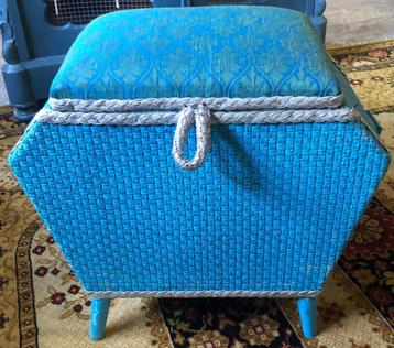Vintage naaimand op poten, footstool, voetenbankje beschikbaar voor biedingen