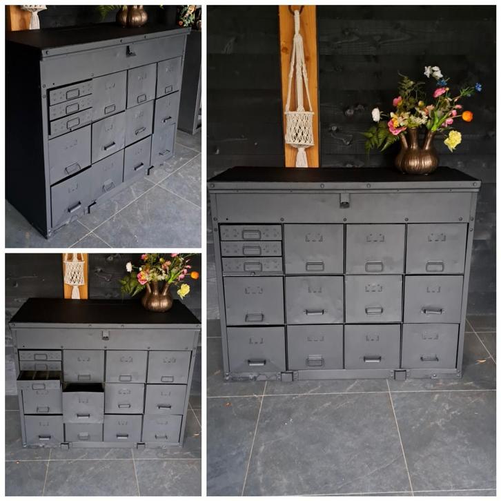 Unieke oude metalen leger locker ladenkast dressoir in zwart, Huis en Inrichting, Kasten | Ladekasten, Zo goed als nieuw, Minder dan 100 cm