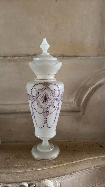 Opaline glazen vaas met deksel carlotte antiek en brocante beschikbaar voor biedingen