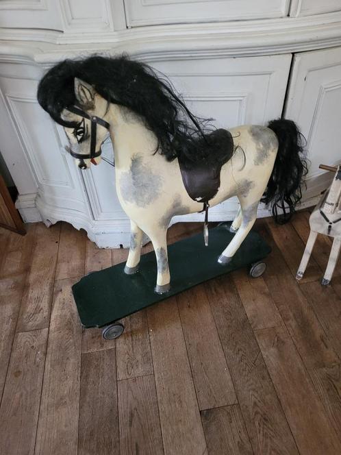 Antiek paard van papier mache op houten plank, Antiek en Kunst, Curiosa en Brocante, Ophalen of Verzenden