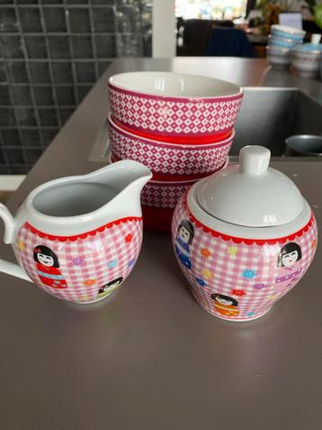 Melkkannetje, suikerpot & 3 kommetjes beschikbaar voor biedingen