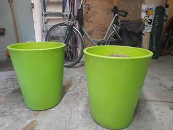 2 grote groene bloempotten beschikbaar voor biedingen