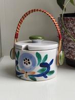 Vintage suikerpotje met vrolijke decoratie en rotan handvat, Huis en Inrichting, Keuken | Servies, Overige typen, Ophalen of Verzenden