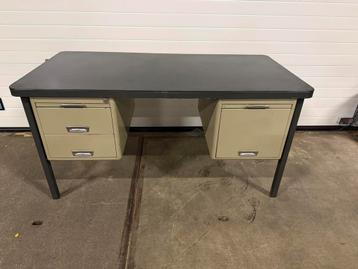 Industrieel bureau van Metalclub beschikbaar voor biedingen