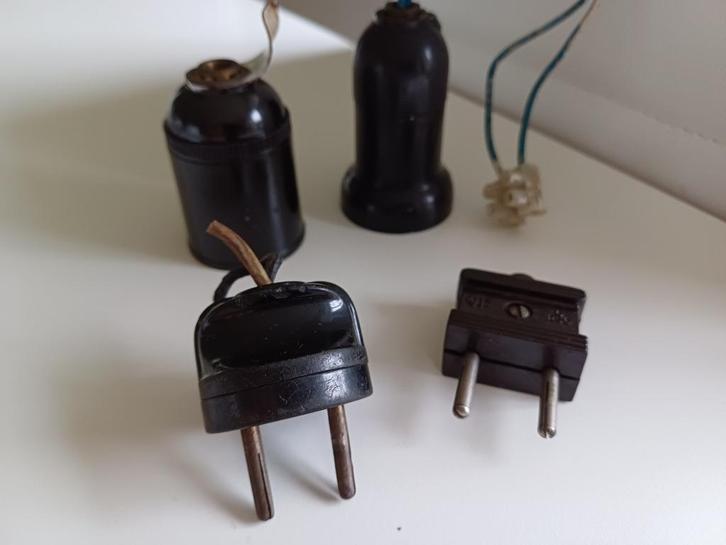 Bakeliet stekkers en lampfitting, Antiek en Kunst, Antiek | Lampen, Ophalen of Verzenden
