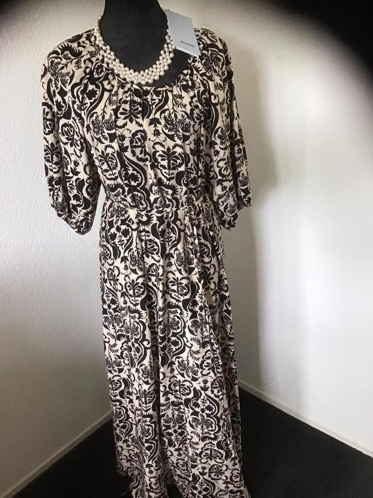 NIEUWE ZWART/BEIGE JURK VAN MINUS MAAT 42 VALT RUIM, Kleding | Dames, Jurken, Nieuw, Maat 42/44 (L), Zwart, Onder de knie, Ophalen of Verzenden