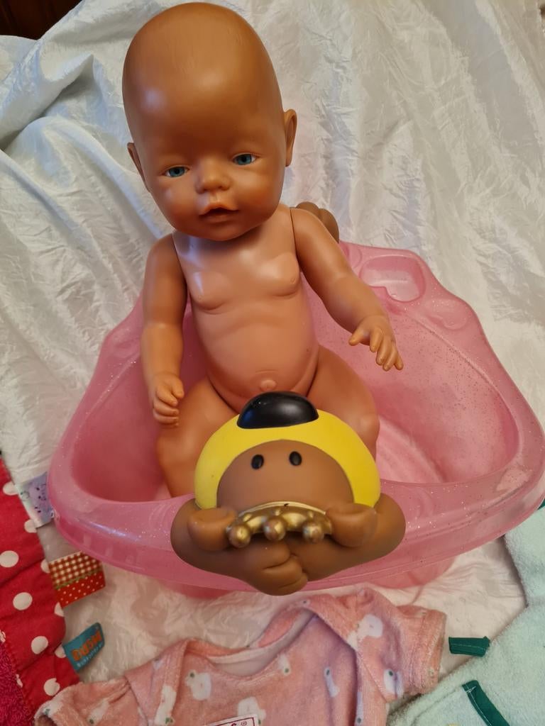 Baby Born pop met bad en accessoires, Kinderen en Baby's, Speelgoed | Poppen, Zo goed als nieuw, Babypop, Ophalen of Verzenden