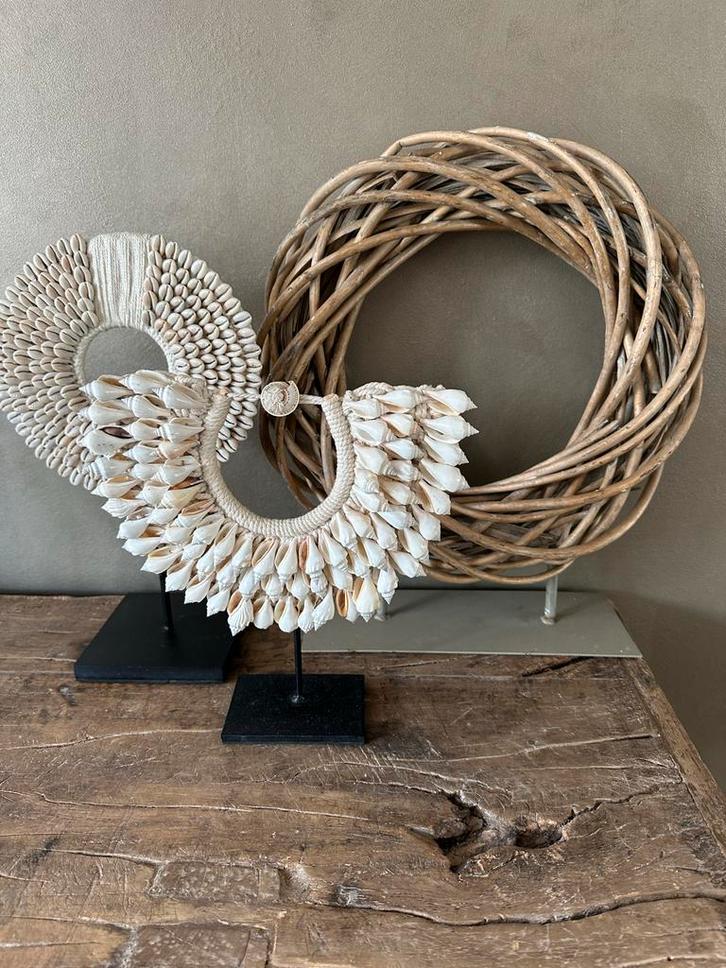 Grote rieten krans op voet - decoratie, Antiek en Kunst, Antiek | Woonaccessoires, Ophalen of Verzenden