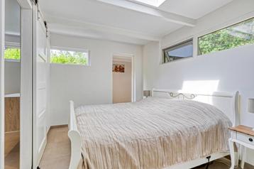 2 persoons massief kersenhouten bed in oud wit gespoten beschikbaar voor biedingen