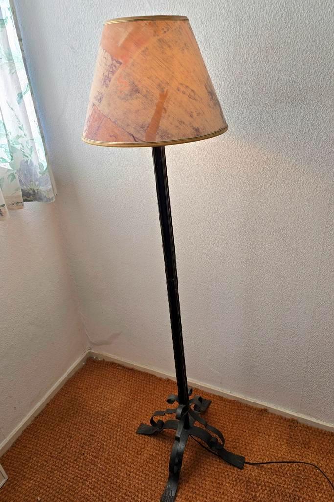 Vintage gietijzeren vloerlamp brutalist stalamp retro kap, Huis en Inrichting, Lampen | Vloerlampen, Gebruikt, 150 tot 200 cm