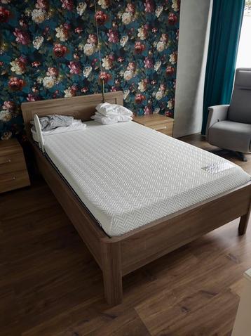 Robuust modern bed beschikbaar voor biedingen